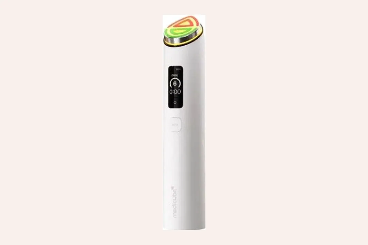 Medicube AGE-R Booster Pro X2 en blanco, con la pantalla y el cabezal de luz