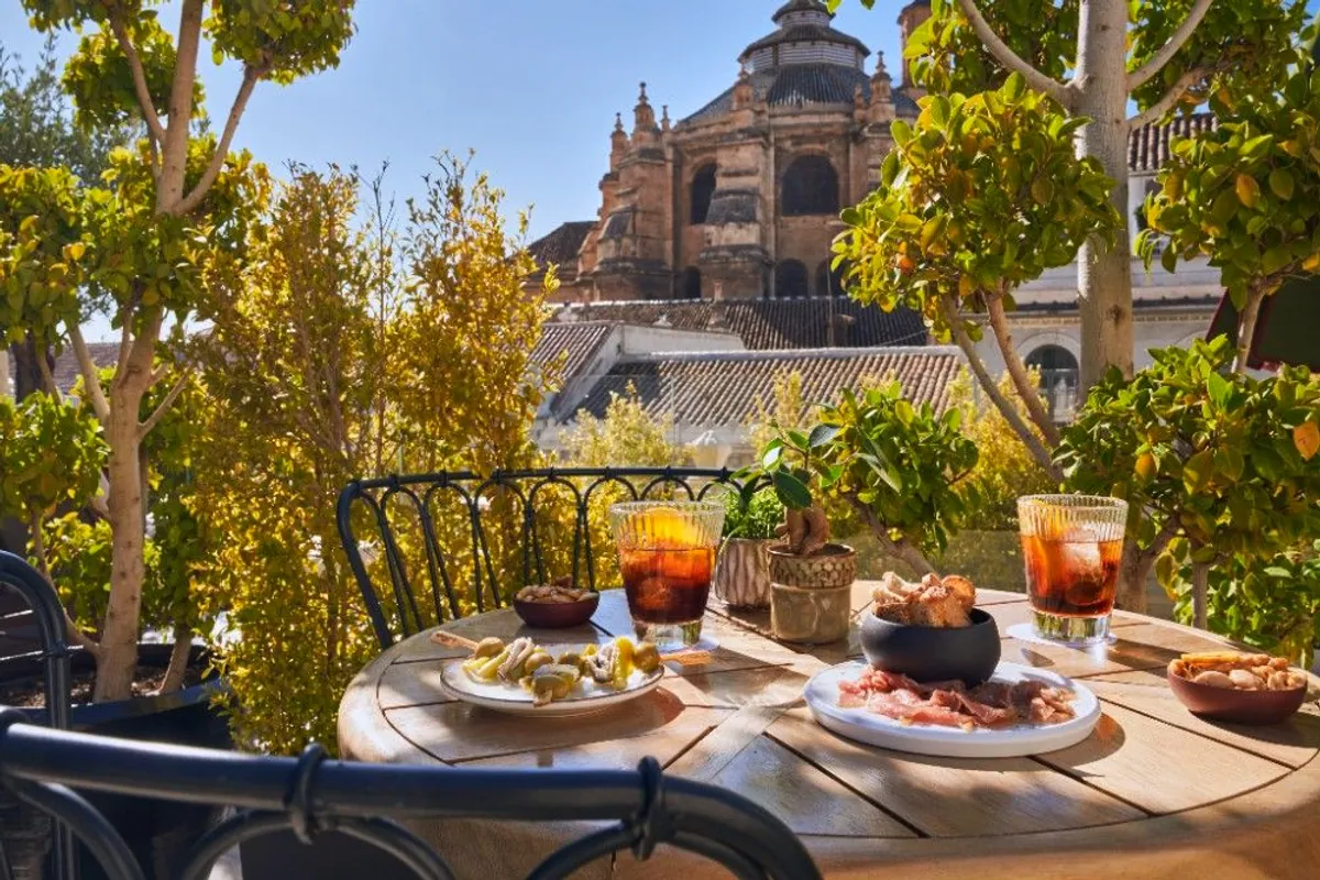 Terraza de Miralba en Granada con vistas a la Catedral, aperitivos y bebidas en la mesa
