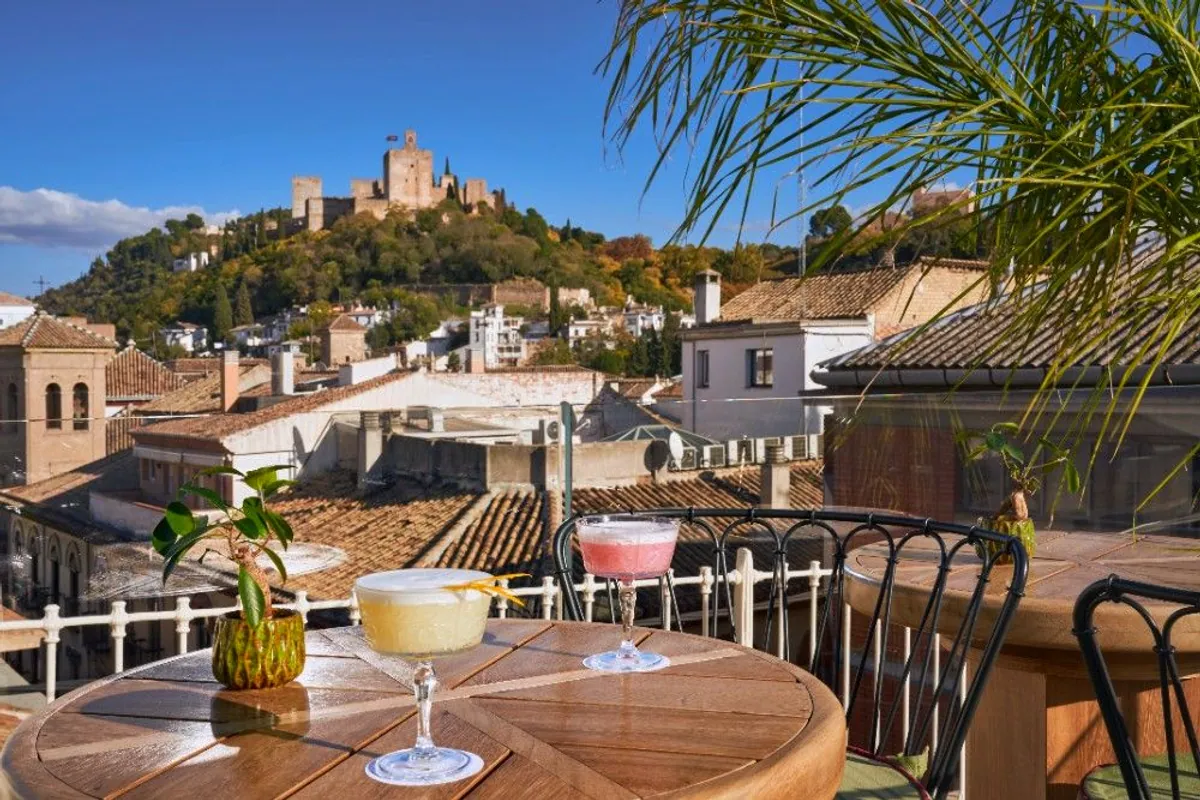 Cócteles en la terraza de Miralba con la Alhambra al fondo, en Granada