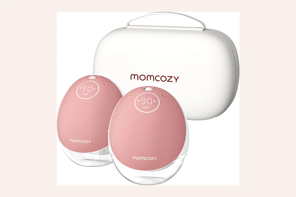Sacaleches portátil Momcozy M9, con su pantalla y su copa transparente