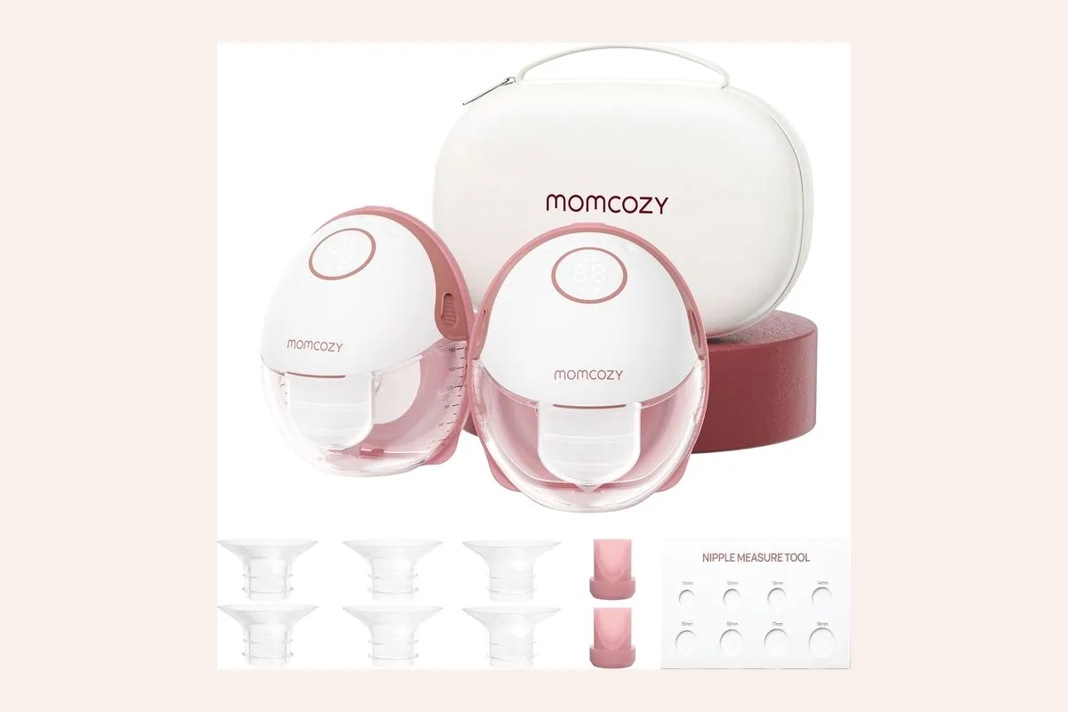 Sacaleches portátil Momcozy M6 con su estuche y las bridas de distintas tallas