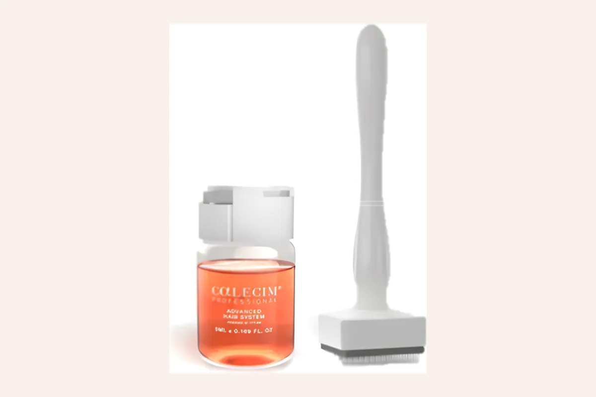 Ampolla naranja de CALECIM Advanced Hair System junto a un rodillo de microagujas