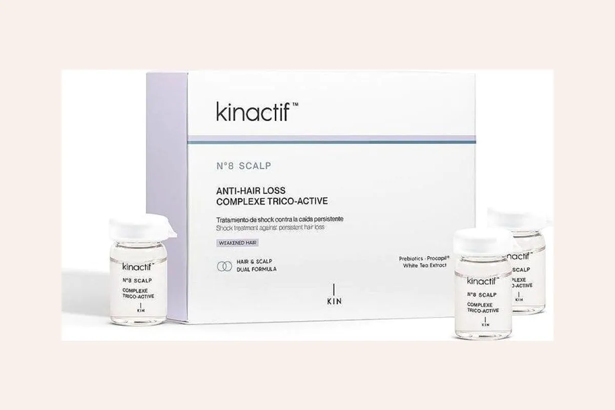 Caja y ampollas de Kinactif N°8 Scalp sobre fondo blanco