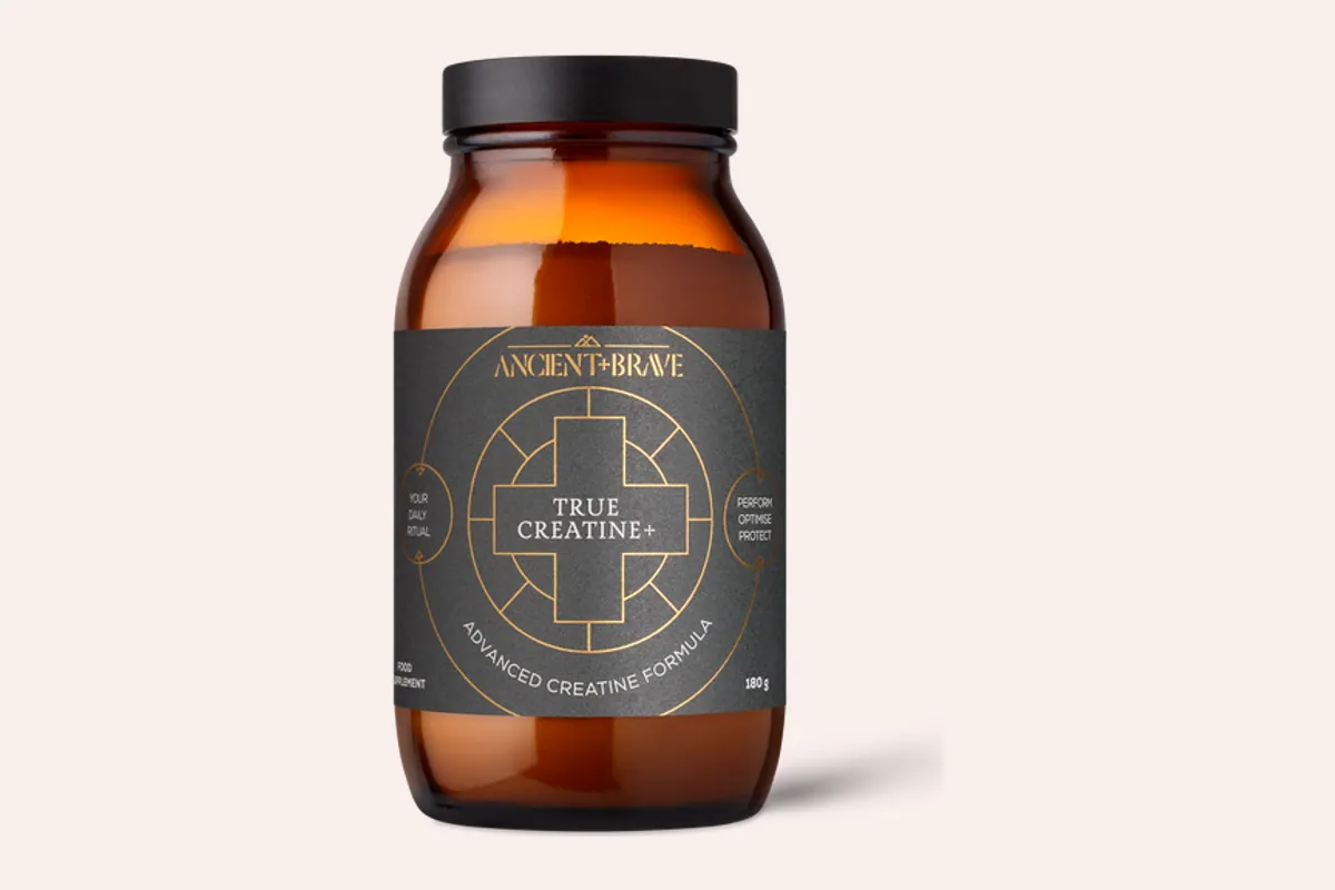 Bote de cristal ámbar de True Creatine+ de Ancient+Brave sobre fondo negro