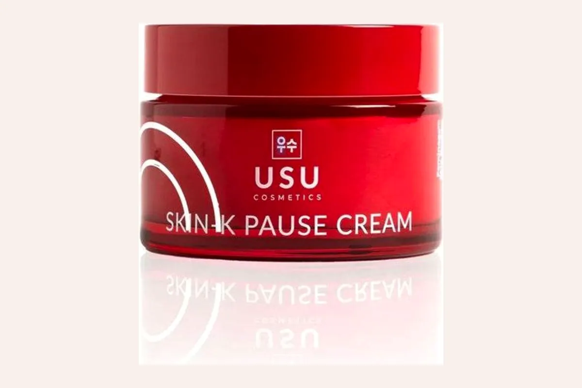 Tarro rojo de la crema Skin-K Pause Cream de USU Cosmetics