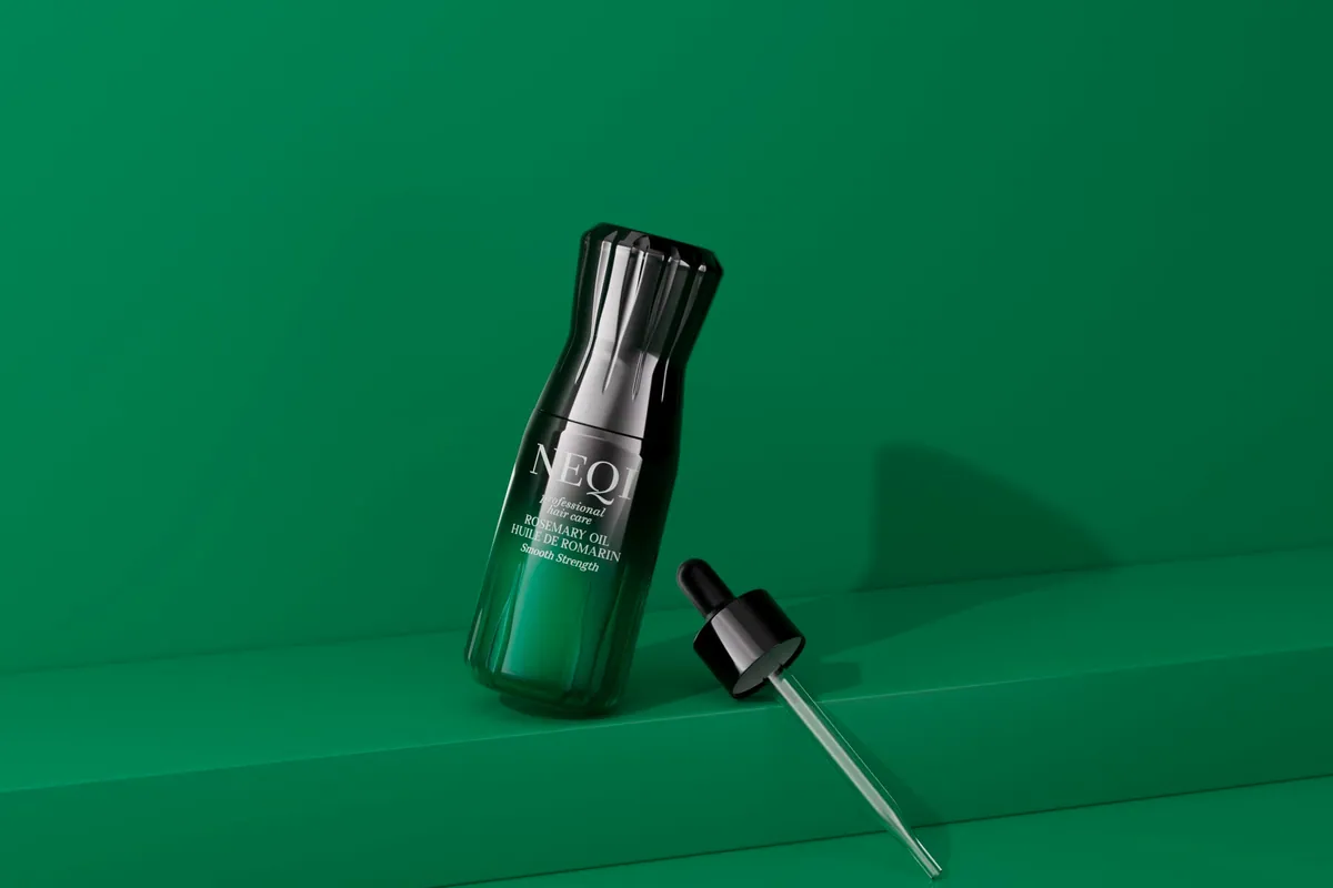 Frasco verde del aceite de romero Smooth Strength de NEQI con su cuentagotas