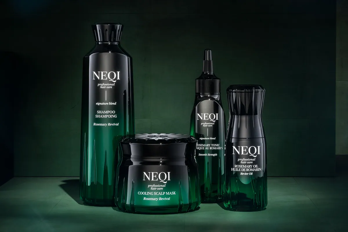 Gama completa de cuidado capilar de NEQI sobre fondo verde oscuro