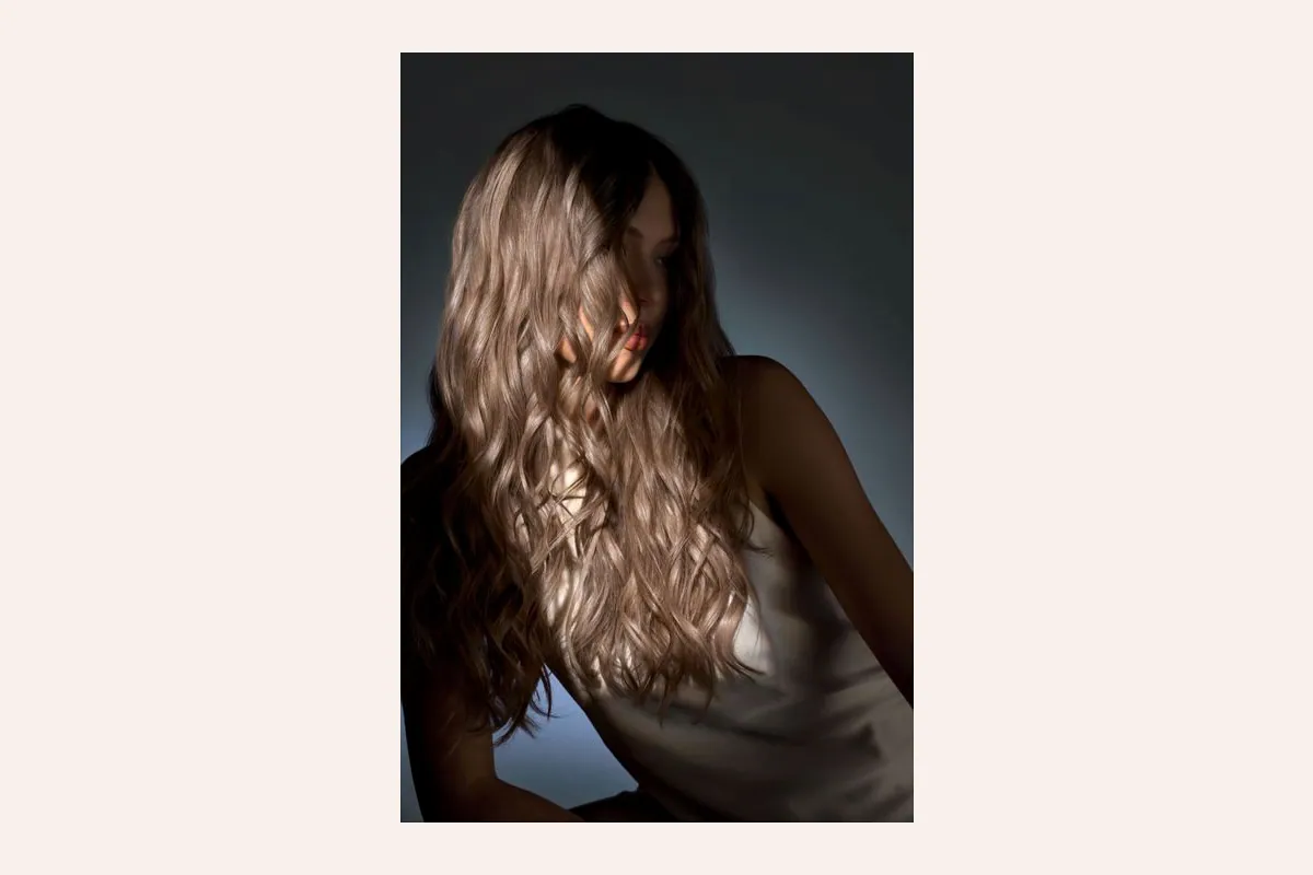 Melena rubia fría y ondulada para la mascarilla Cool Blonde de NEQI