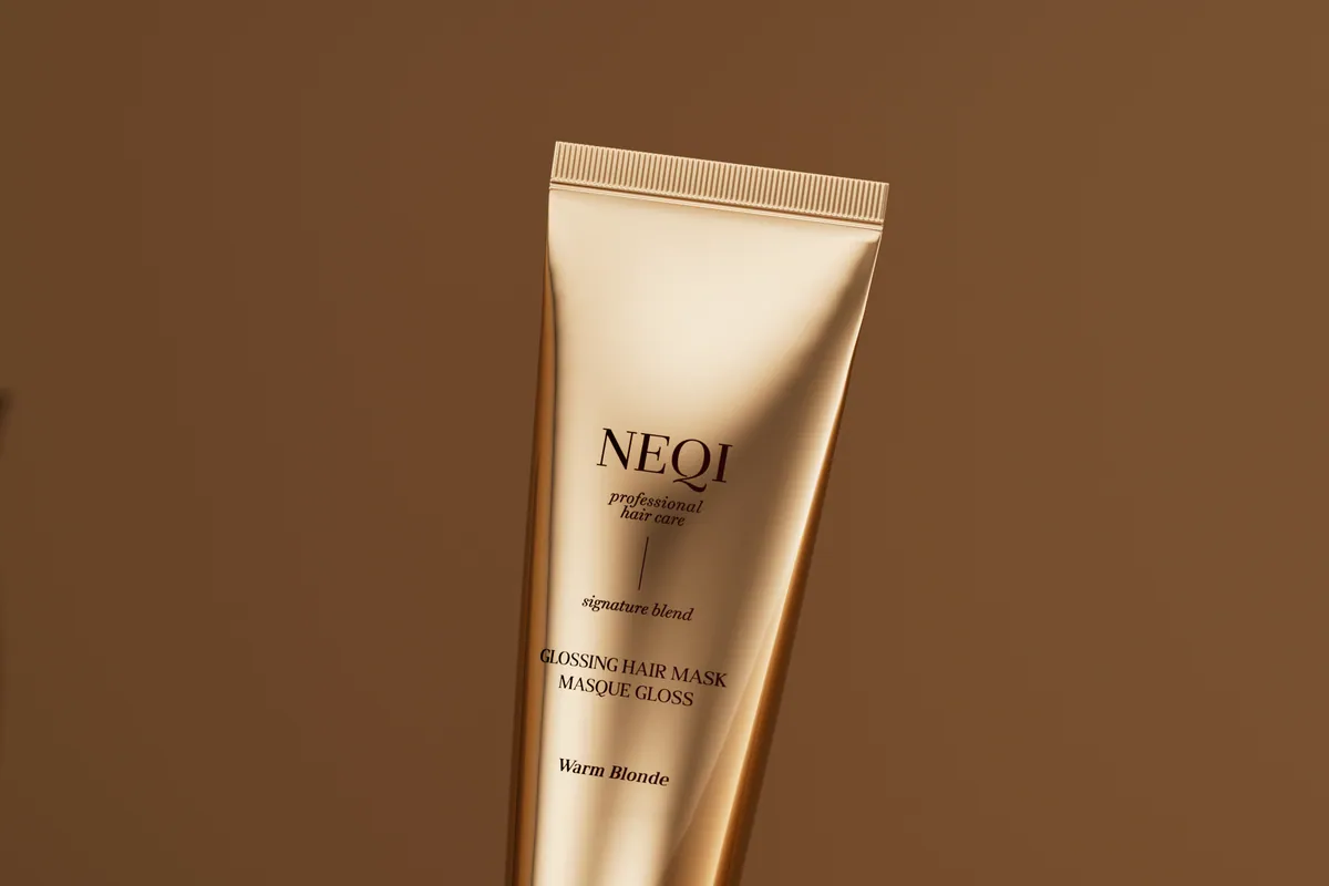 Tubo dorado de la mascarilla Warm Blonde de NEQI