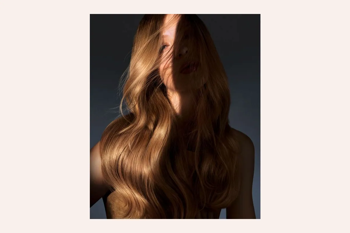 Melena rubia cálida y brillante para la mascarilla Warm Blonde de NEQI