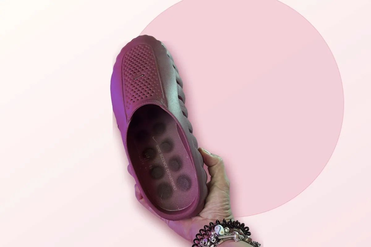Las Nike Mind 001 de Lúa en la mano, con los nódulos del interior a la vista