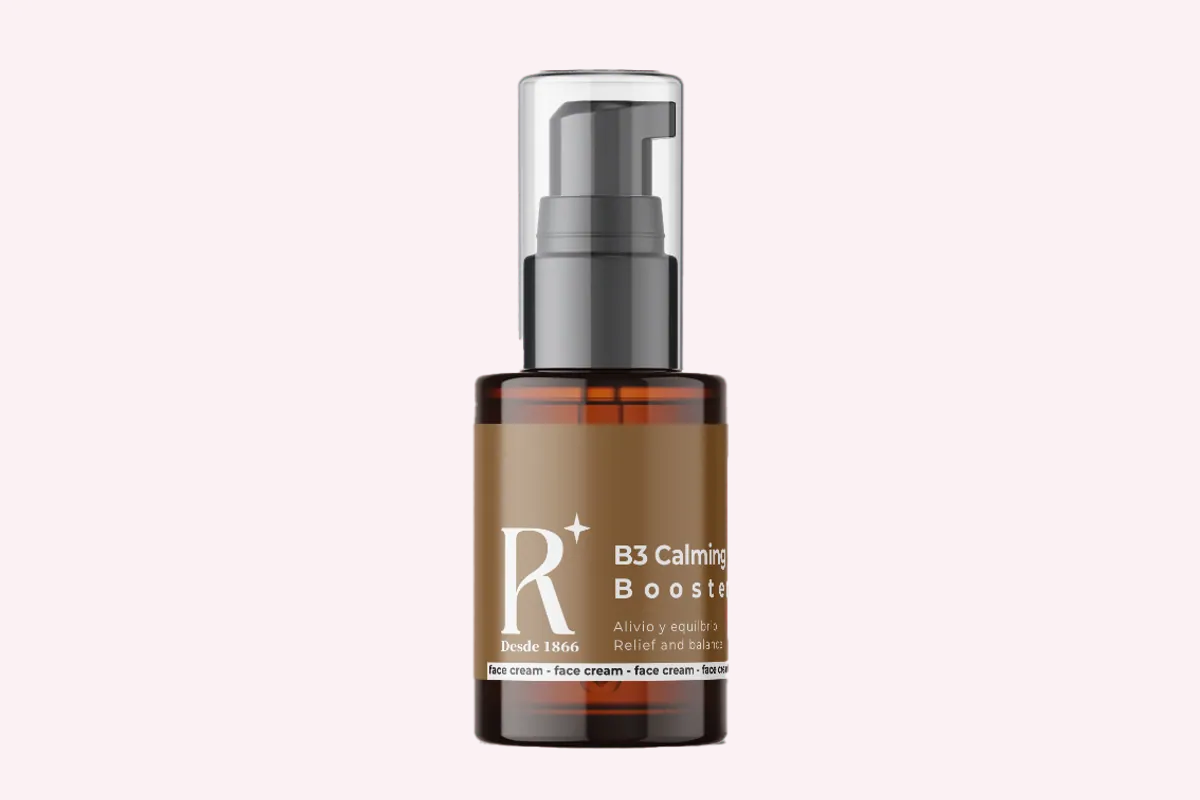 Frasco del B3 Calming Booster de R+ con niacinamida al 10 %