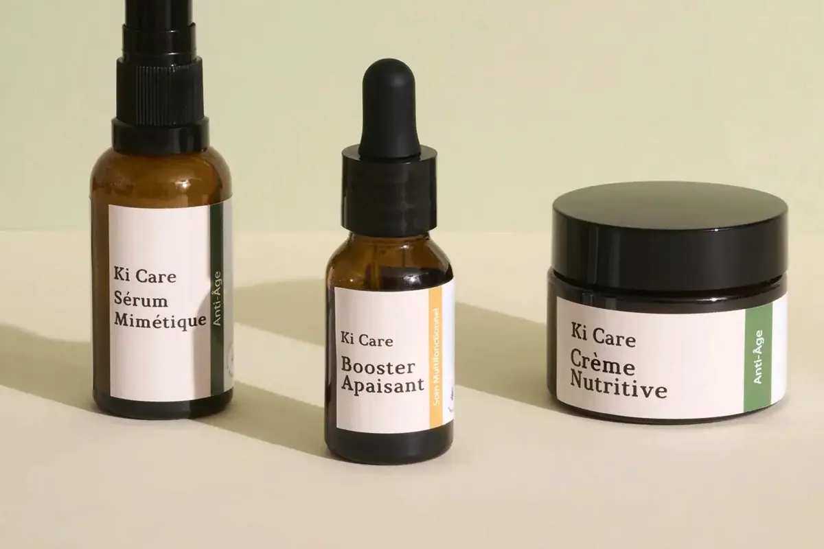 Los tres productos de Ki Care: Sérum Mimétique, Booster Apaisant y Crème Nutritive