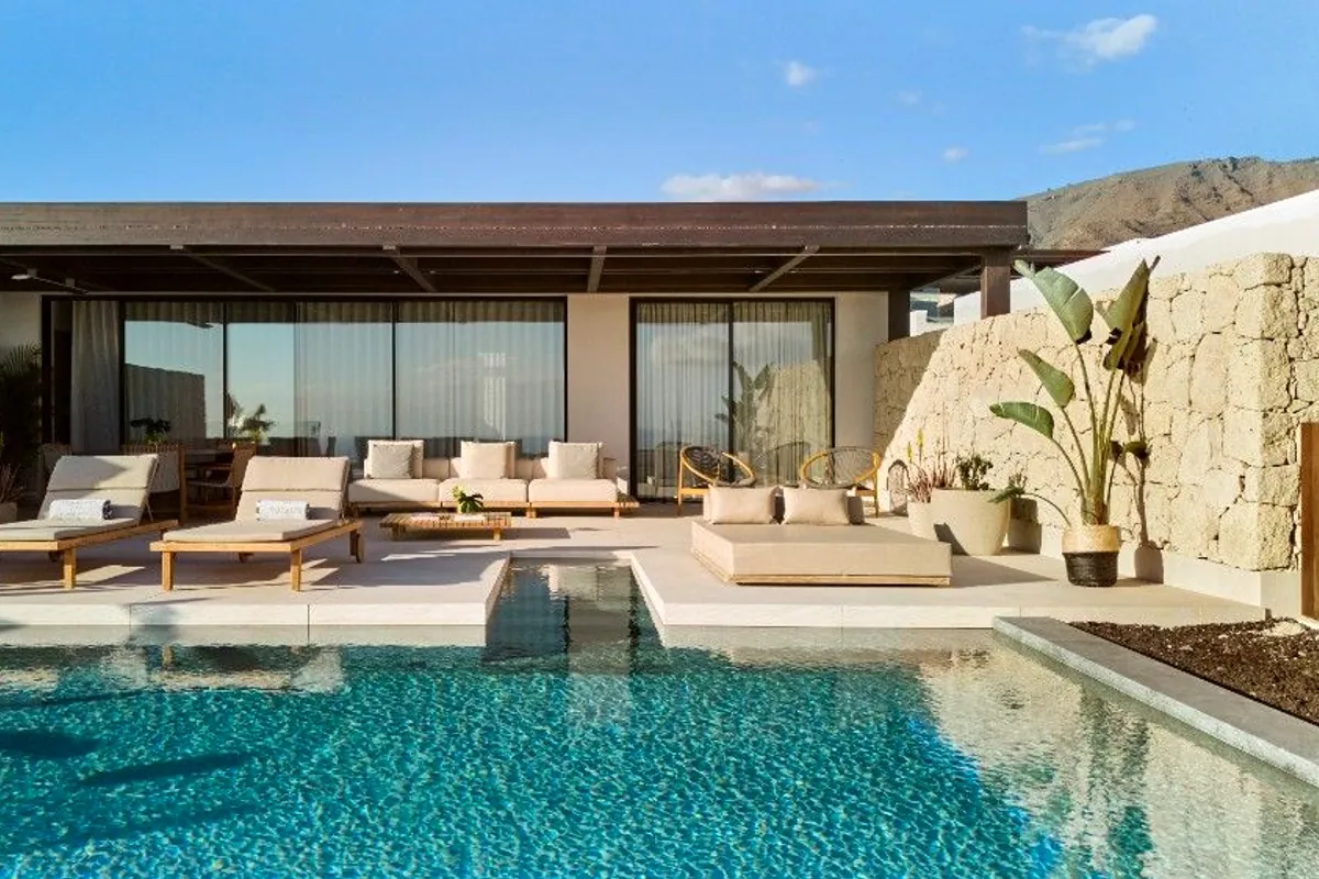Villa con piscina privada y muros de piedra volcánica en Tenerife
