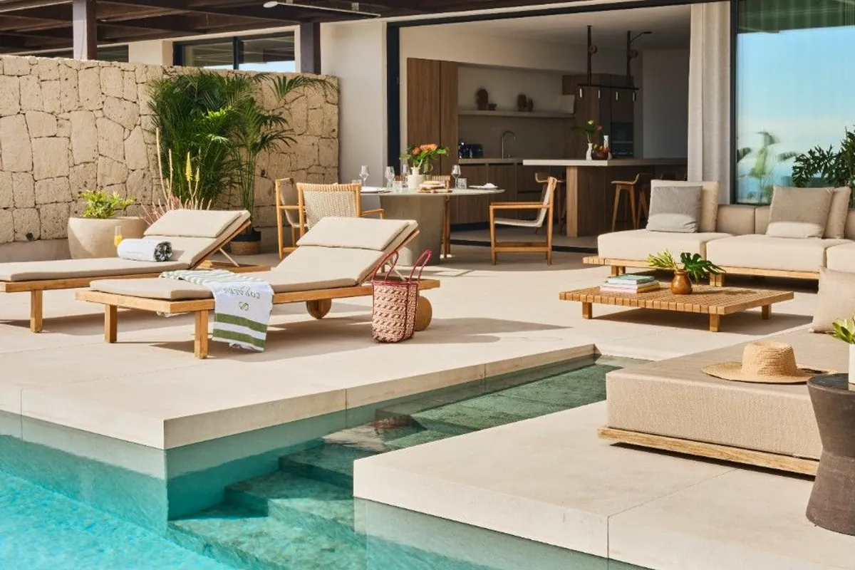 Terraza con piscina privada y tumbonas en una villa de Costa Adeje