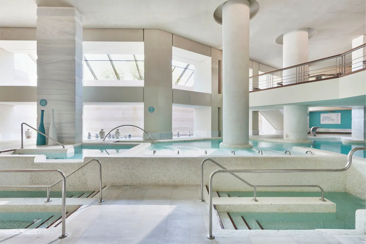 Zona de aguas del spa del Royal Hideaway Sancti Petri con varias piletas y luz natural