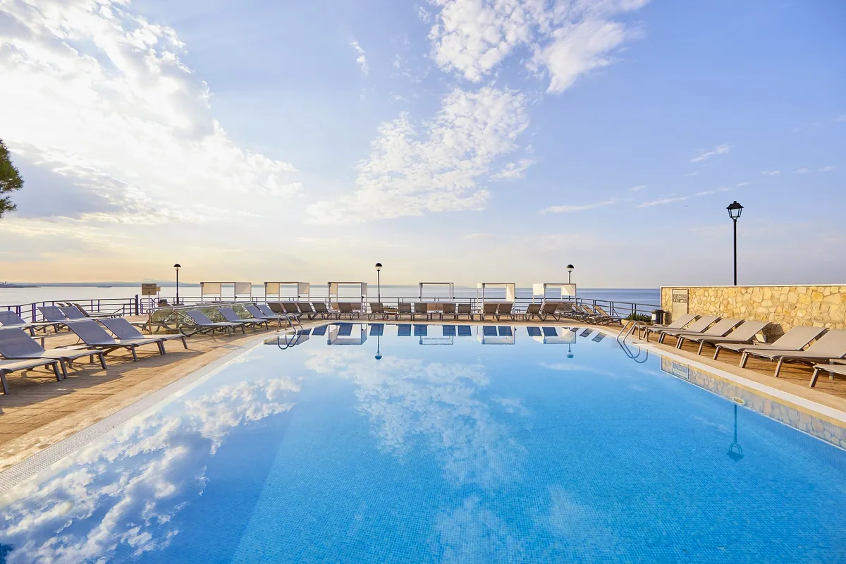 Piscina del Barceló Illetas Albatros, en Mallorca, con el mar al fondo