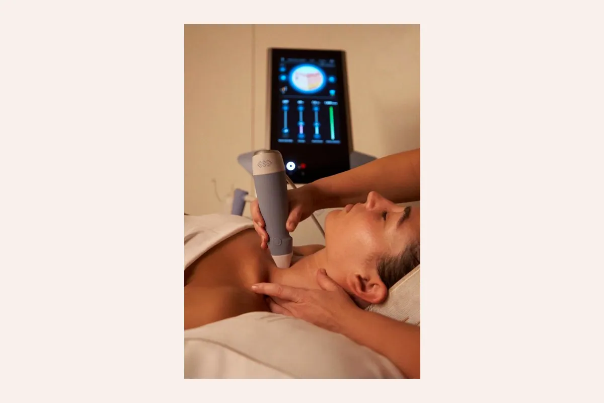 Sesión de Emfusion ProLift Expert en cuello y escote con el aparato en marcha