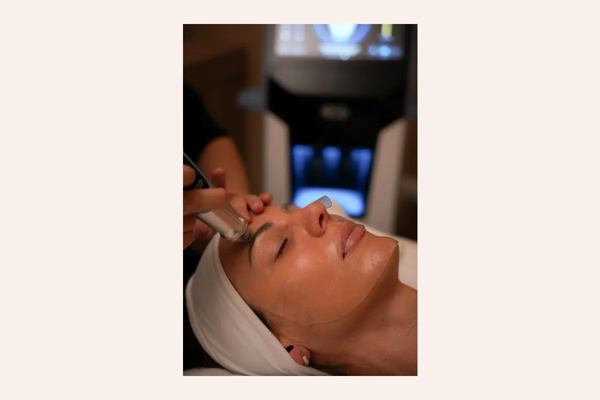 Sesión de Exion facial en una clienta tumbada en cabina