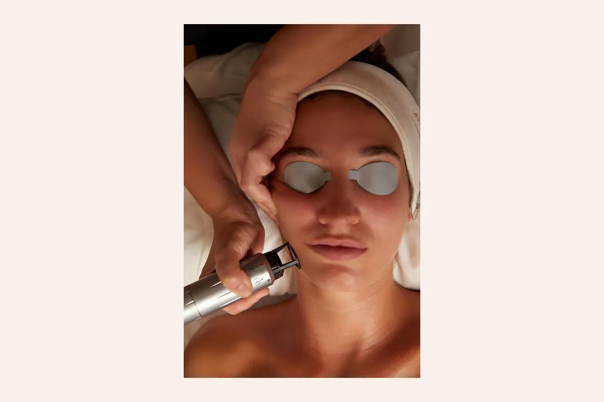 Aplicación de Face Tone con microcorrientes en el contorno de los ojos
