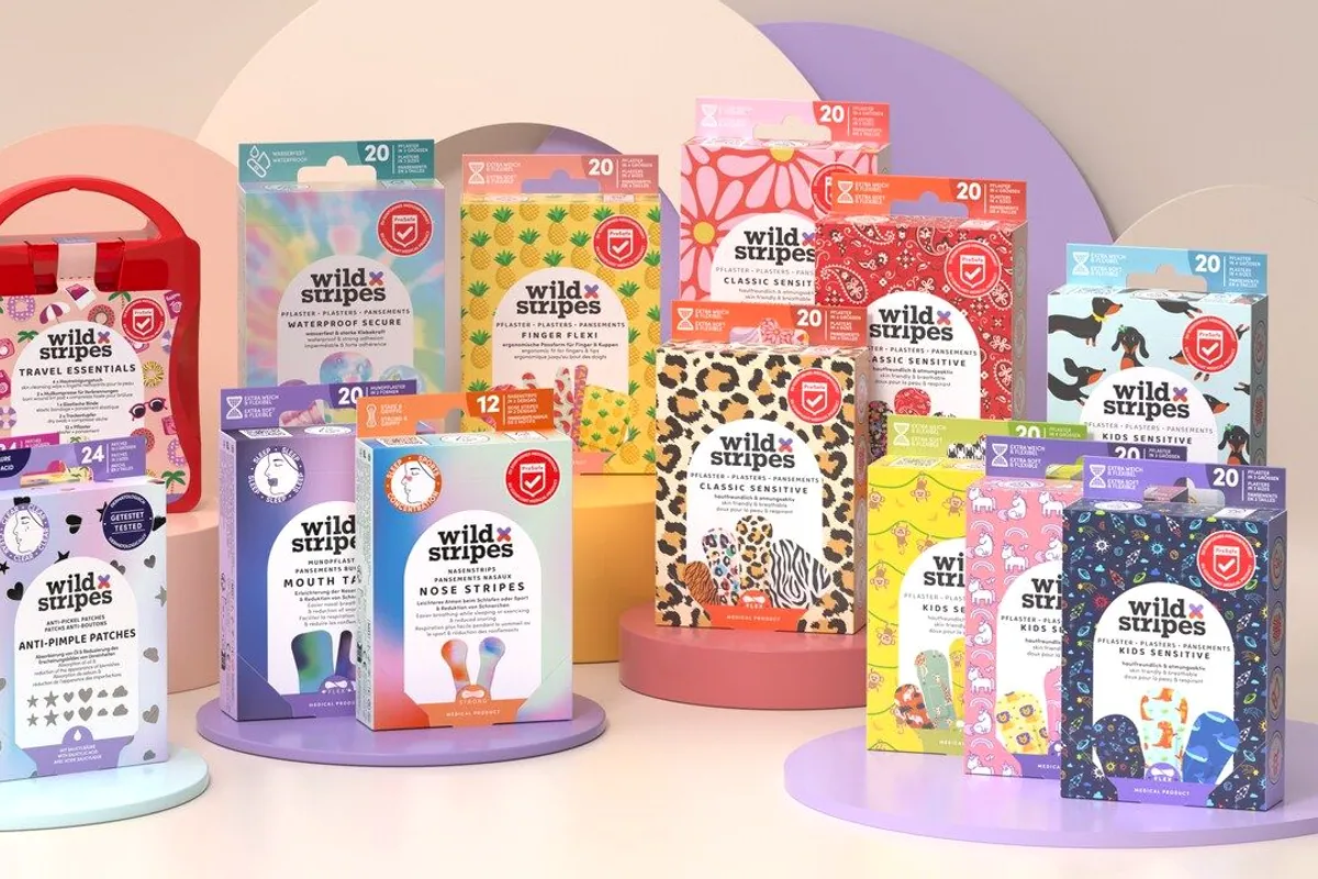 Cajas de tiritas de colores de Wild Stripes sobre expositores