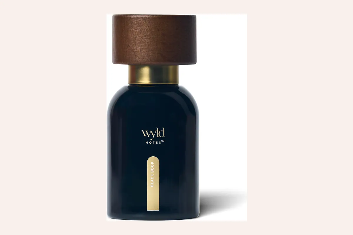 Perfume Wyld Notes Black Book, frasco azul oscuro con tapón de madera