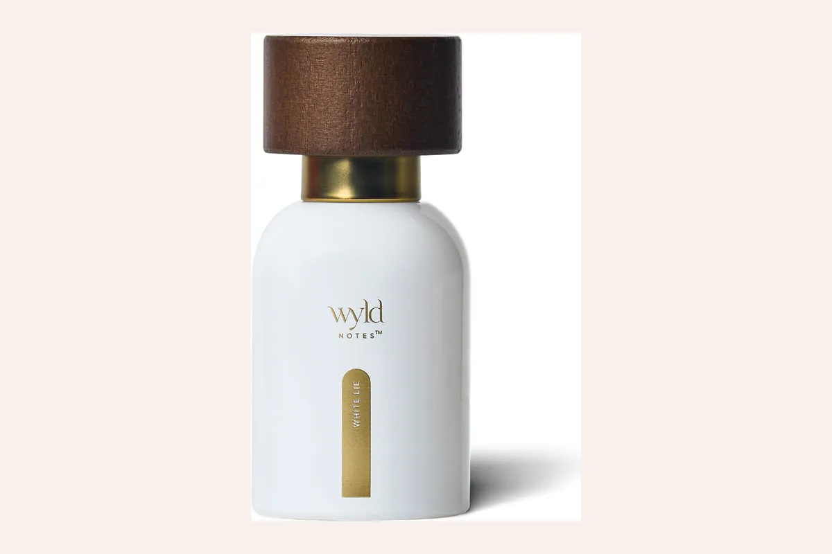 Perfume Wyld Notes White Lie, frasco blanco con tapón de madera