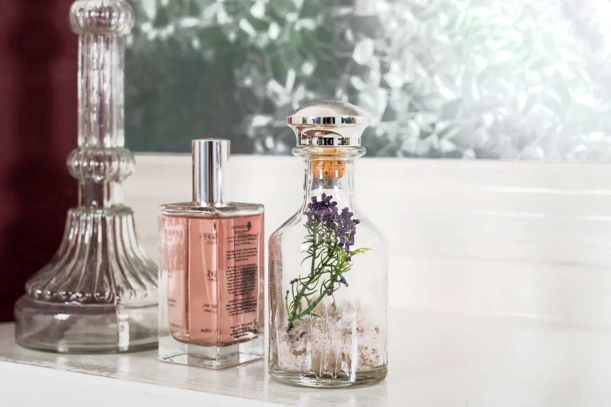 Frascos de perfume de cristal colocados en fila