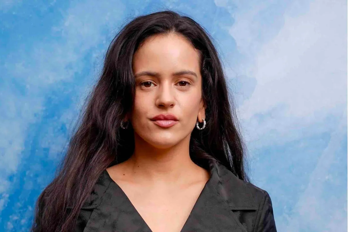 Retrato de Rosalía con el pelo suelto y la piel desmaquillada sobre fondo azul