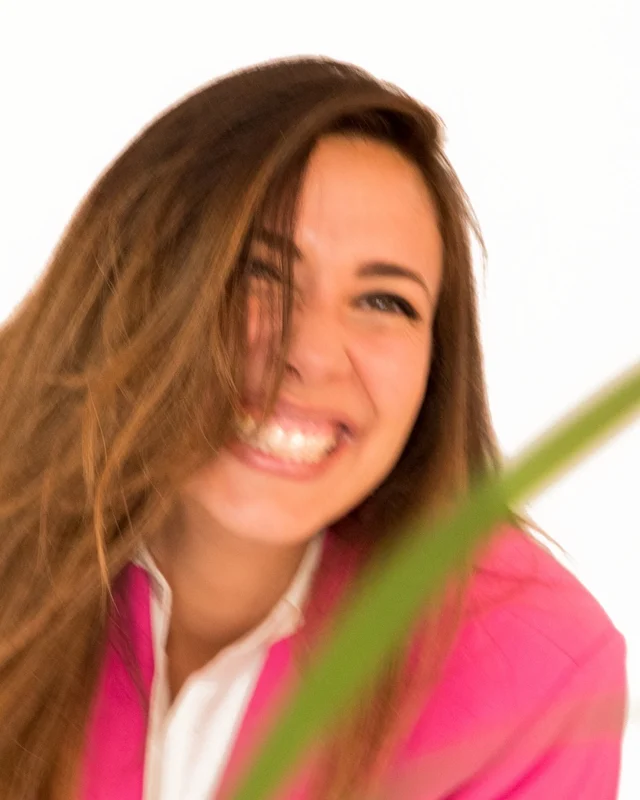 Lúa, autora de MKR by Lúa, asomada detrás de una orquídea